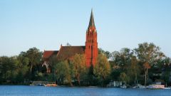 Blick von der Müritz zum Kirchturm in Röbel, Mecklenburgische Seenplatte