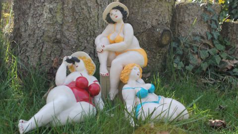 Ausstellung von Betonfiguren für den Garten, Tonfiguren... Malerei u.v.m.