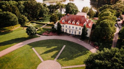 Gut Gremmelin_Gremmelin von oben_Gutshaus mit Vorplatz und See