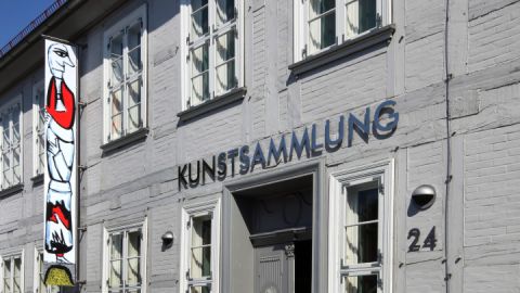 Fassade der Kunstsammlung Neubrandenburg mit Haupteingang