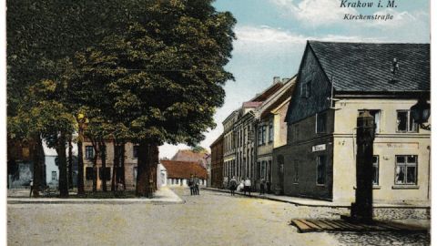Alte Postkarte mit Kirchplatz Krakow am See