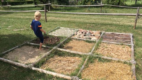 Natur erleben: Im Klax Natur- und Umweltcamp können Kinder und Erwachsene mit der Natur auf Tuchfühlung gehen und sich als eine Einheit mit ihrer Umwelt erleben. 