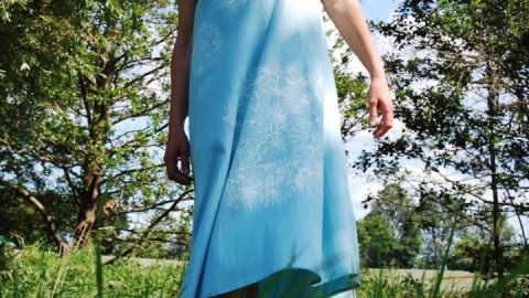 Himmelblaues Leinenkleid mit Pusteblumen