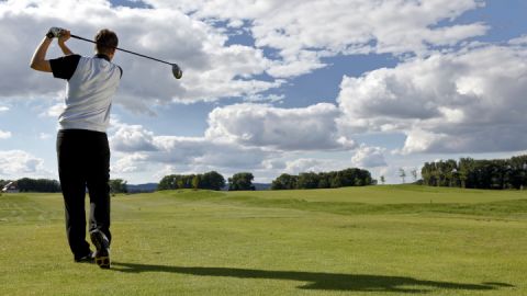 Golfer beim Abschlag