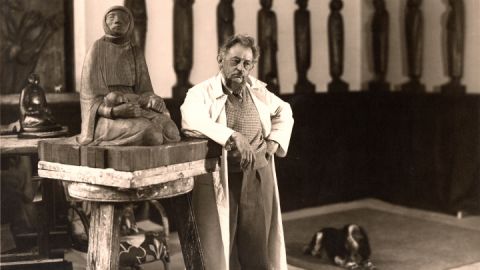 Ernst Barlach an seiner Holzskulptur "Mutter und Kind" 