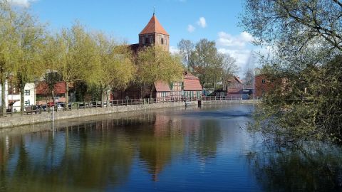 Mühlenteich mit Stadtmühle und Kirche