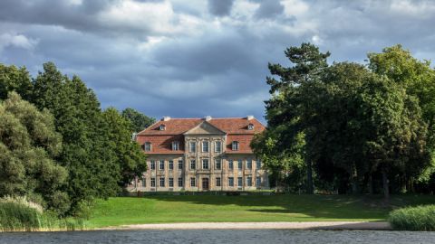 Strand vor dem Schloss