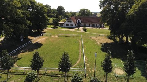 Reitplatz ink. Fussballplatz und Kinderhotel