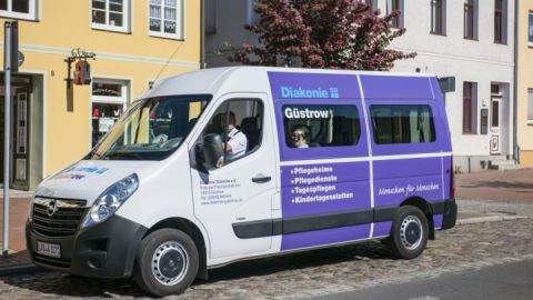 in-unseren-geraeumigen-fahrzeugen-sind-auch-rollstuhltransporte-moeglich