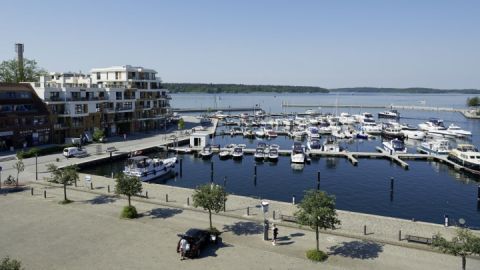 Vom Stadthafen hinein in die weitläufige Seenlandschaft