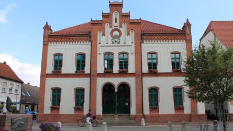Das Rathaus auf dem Marktplatz in Krakow am See