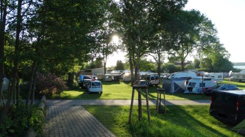 Sonnenaufgang über dem Campingplatz