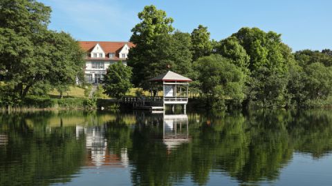 Blick vom Tiefwarensee auf der Hotel Amsee