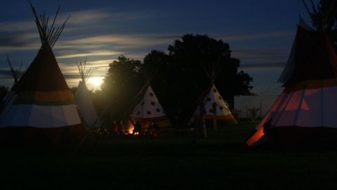 Authentisch und komfortabel: Die Tipis im Klax Natur- und Umweltcamp bietet Platz für bis zu sechs Personen. Die Zelte sind gemütlicher als so manches Hotelzimmer.