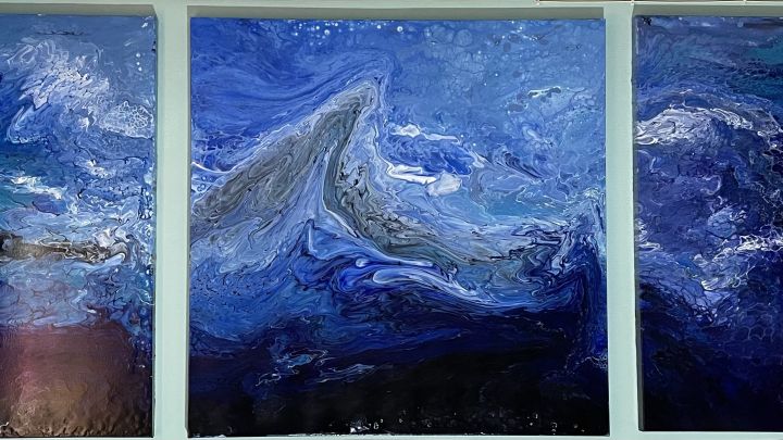 Kraft der Ozeane in der blauen Stunde