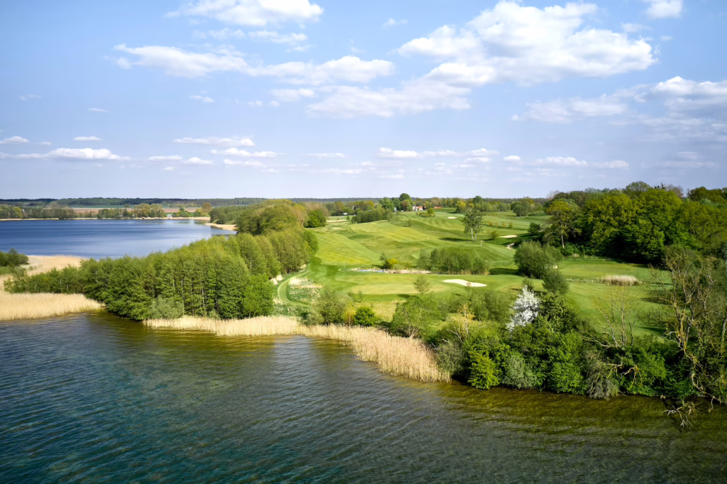 Golfplatz am see